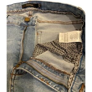 TAHARI great quality denim jeans. Another top notch denim to add to your closet.